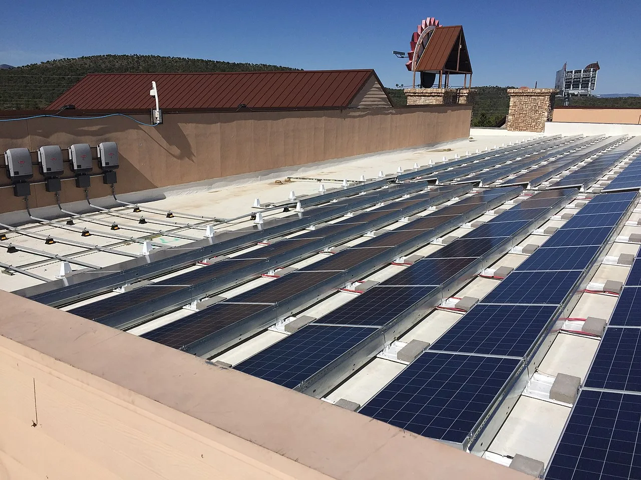 Installation solaire sur le Mazatzal Hotel de la communauté Tonto Apache en Arizona