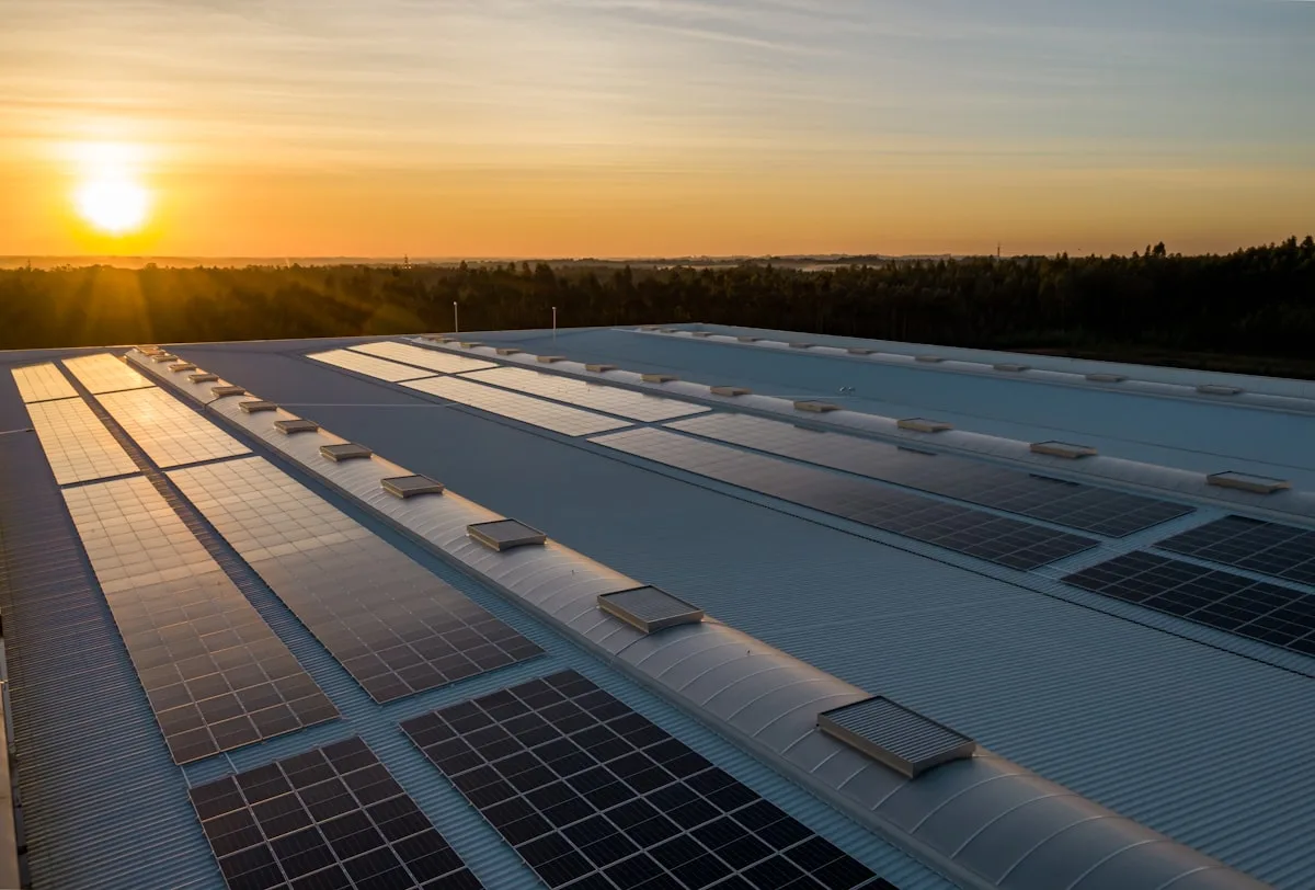 Panneaux solaires sur une grande toiture industrielle